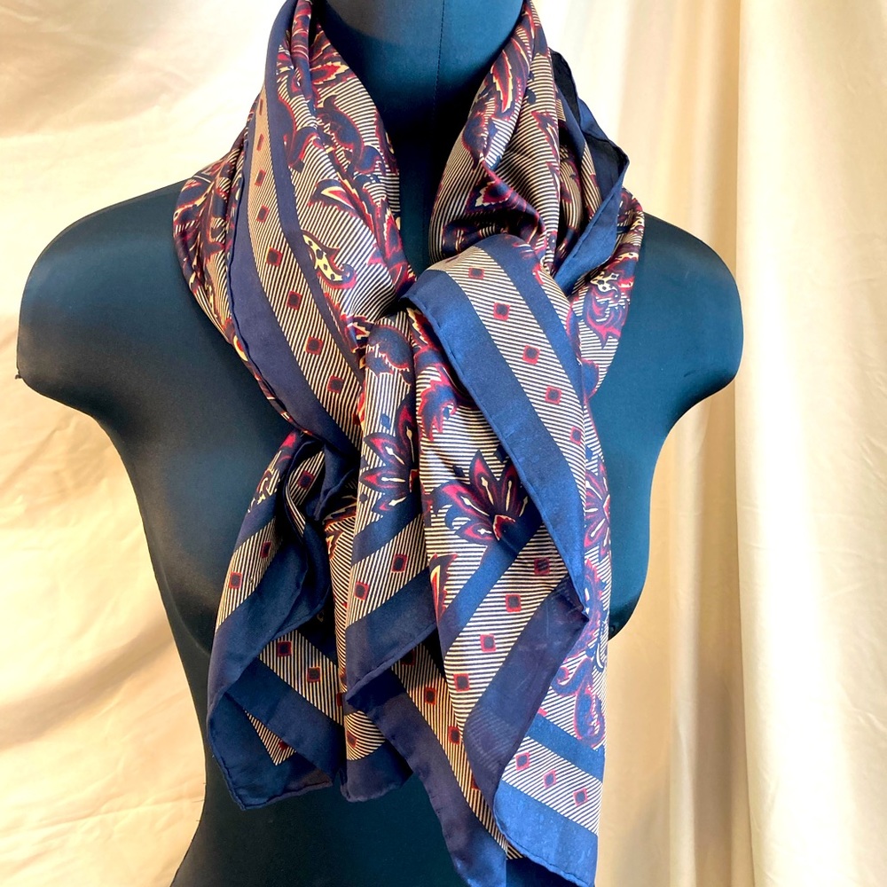 Beautiful women’s scarf from the Harve Bernard Collection.   40” x 40” in size!